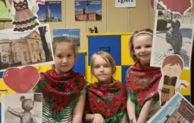 Dzieci pozują do zdjęcia