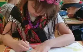Dziewczynka wykonuje pracę plastyczną
