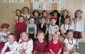 Dzieci pozują do grupowego zdjęcia 