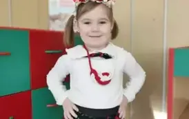 Dziewczynka pozuje do zdjęcia