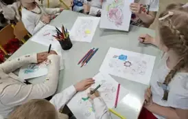 Dzieci wykonują prace plastyczne