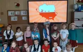 Dzieci pozują do grupowego zdjęcia