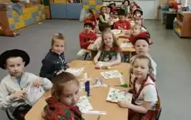 Dzieci wykonują prace plastyczne