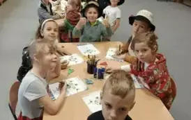 Dzieci wykonują prace plastyczne