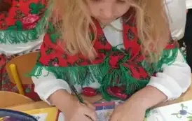 Dziewczynka wykonuje pracę plastyczną