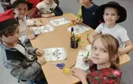 Dzieci wykonują prace plastyczne