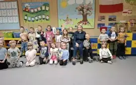 Grupa Zajączk&oacute;w pozuje do wsp&oacute;lnego zdjęcia z mamą Adama