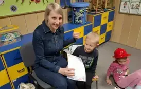 Mama pozuje z synem do zdjęcia