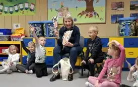 Mama Adama czyta grupie Zajączk&oacute;w