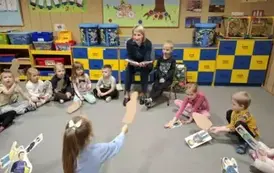 Mama Adama czyta grupie Zajączk&oacute;w