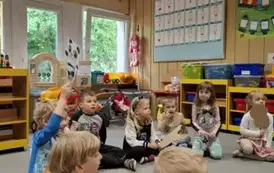 Mama Adama czyta grupie Zajączk&oacute;w