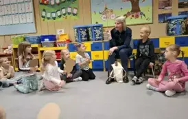 Mama Adama czyta grupie Zajączk&oacute;w