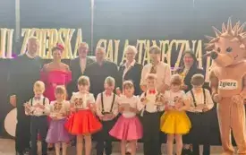 ZDJĘCIE GRUPOWE SŁONECZEK Z DYREKCJĄ, WYCHOWAWCAMI, PROWADZĄCYMI WYDARZENIE ORAZ GOŚCMI Z URZĘDU MIASTA