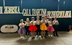 SŁONECZKA POZUJĄ Z PAMIĄTKAMI II ZGIERSKIEJ GALI TANECZNEJ PRZEDSZKOLAKA