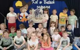 Dzieci trzymają kosze z cukierkami