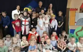 Grupowe zdjęcie przedszkolak&oacute;w z aktorami i Prezydentem Zgierza