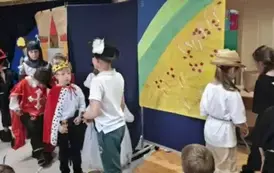Aktorzy występują przed publicznością