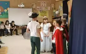 Aktorzy występują przed publicznością