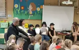 Przedszkolaki i goście oglądają spektakl