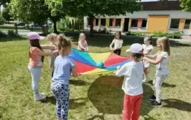 ZABAWY RUCHOWE Z WYKORZYSTANIEM CHUSTY ANIMACYJNEJ