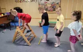 KRASNOLUDKI POKONUJĄ TOR PRZESZK&Oacute;D - PRZECHODZĄ PZEZ DRABINKĘ