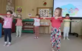 ĆWICZENIA Z LASKĄ GIMNASTYCZNĄ W GRUPIE BIEDRONNKI