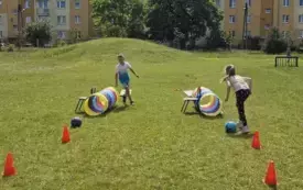 PRZEDSZKOLAKI W OGRODZIE PRZEDSZKOLNYM - ZABAWY RUCHOWE