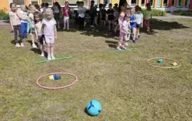 ZABAWY RUCHOWE W GRUPIE SŁONECZKA I ZAJĄCZKI - TOR PRZESZK&Oacute;D