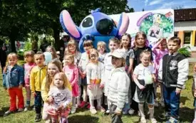 ZDJĘCIE GRUPOWE Z ŻYWĄ MASKOTKĄ STITCH