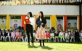 DYREKTOR ORAZ PROWADZĄCA PIKNIK WITAJĄ GOŚCI