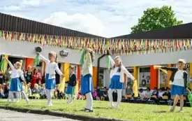 WYSTĘP TANECZNY DZIEWCZYNEK Z GRUPY KRASNOLUDKI