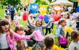 DZIECI TAŃCZĄ Z POMPONAMI