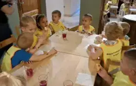 Dzieci jedzą poczęstunek 