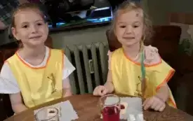 Dziewczynki pozują razem do zdjęcia