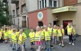 Dzieci przed wejściem do Baśniowej Kawiarenki 
