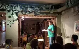 Aktorka gra na scenie