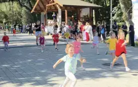 DZIEWCZYNKI BIEGNĄ