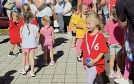 DZIEWCZYNKI Z PAMIĄTKOWYMI MEDALAMI