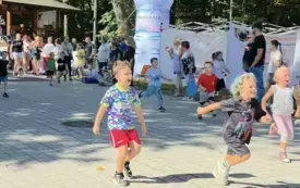 CHŁOPCY UCZESTNICZĄ W BIEGU