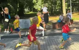 CHŁOPCY BIEGNĄ