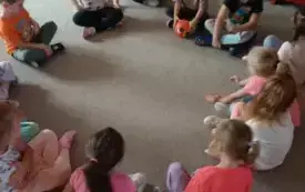 ZABAWY INTEGRACYJNE Z PIŁKĄ W GRUPIE BIEDRONKI