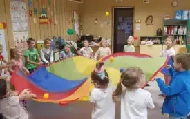 ZABAWY Z UŻYCIEM CHUSTY ANIMACYJNE W GRUPIE WIEWI&Oacute;KI