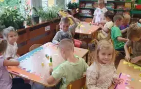 Z OKAZJI DNIA PRZEDSZKOLAKA WIEWI&Oacute;RKI WYKONUJĄ PRACĘ PLASTYCZNĄ