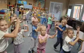 ZABAWY TANECZNE W GRUPIE ZAJĄCZKI