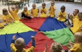 ZABAWA MUZYCZNO - RUCHOWA Z CHUSTĄ ANIMACYJNĄ