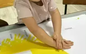 LILA ODCISKA NA KARTCE DŁOŃ POMALOWANĄ FARBĄ