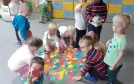 ZABAWY Z FIGURAMI GEOMETRYCZNYMI W GRUPIE WIEWI&Oacute;RKI (1)