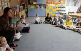 Dzieci siedzą w kole