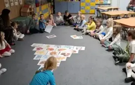Dzieci wykonują zadanie grupowe