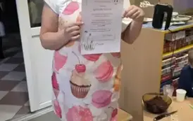 Mama prowadząca warsztaty pozuje do zdjęcia